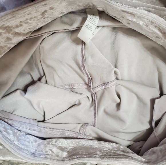 Lululemon Ready to Crush Jogger. Chrome (Light Grey, Silver). Velvet. 28". 12. - Picture 13 of 14